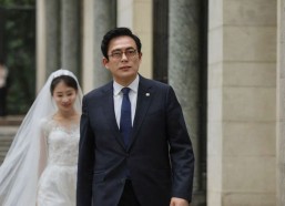 记者揭秘明星背后故事 小黑孤儿身份引发娱乐圈巨大震动